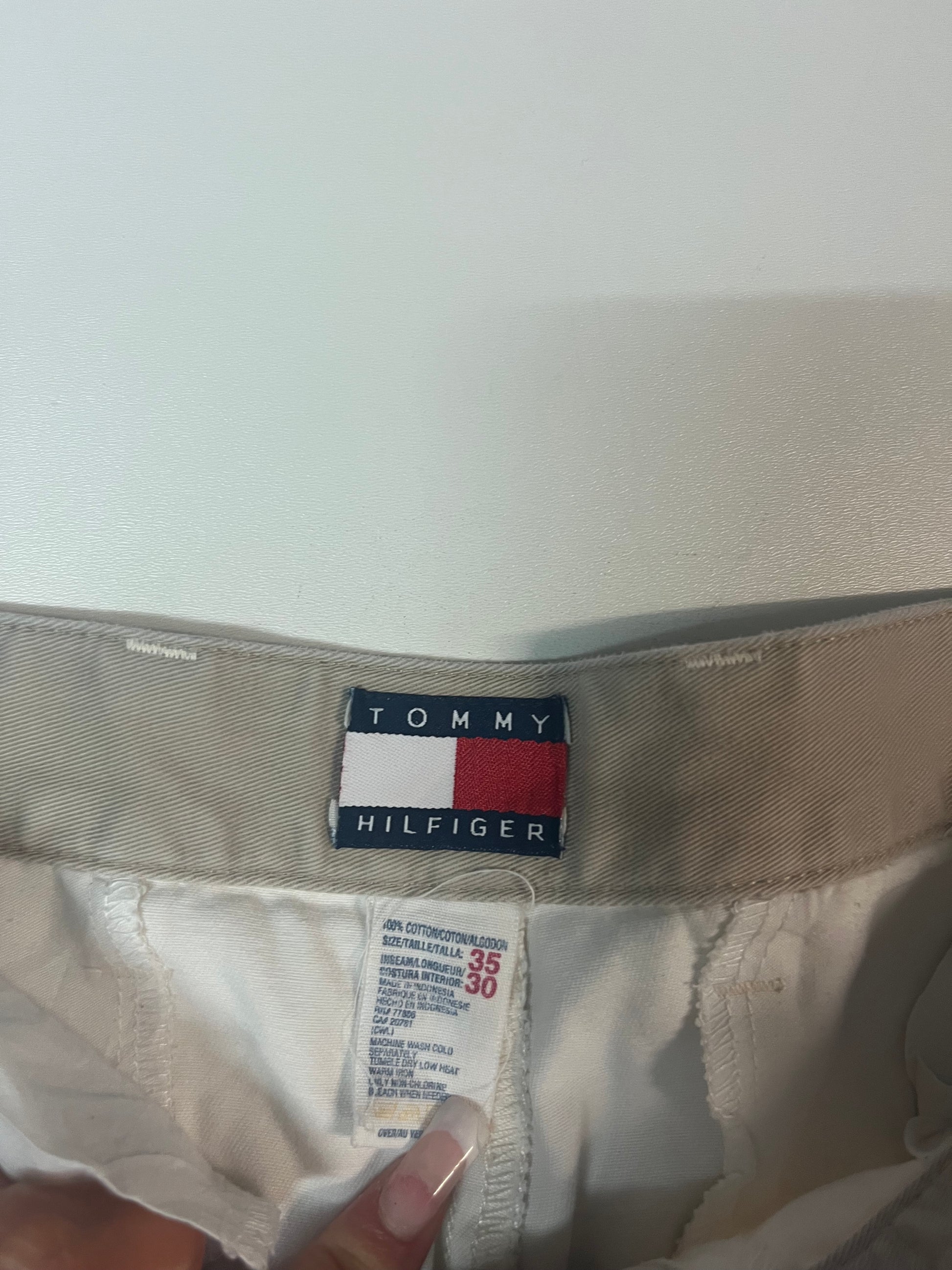Entdecke unsere Vintage Track Pants von Nike und anderen Marken, erhältlich bei Valuxery.de - Dein Shop für trendige Vintage - Kleidung. Unsere Track Pants sind aus hochwertigen Materialien und
