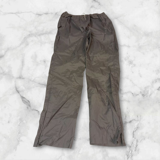 Entdecke unsere Vintage Track Pants von Nike und anderen Marken, erhältlich bei Valuxery.de - Dein Shop für trendige Vintage - Kleidung. Unsere Track Pants sind aus hochwertigen Materialien und