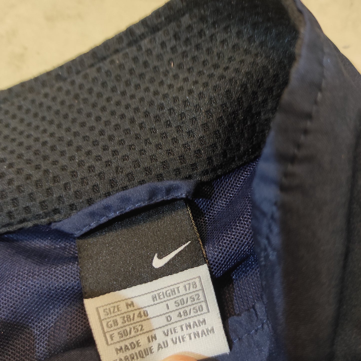 Entdecke unsere Vintage Track Pants von Nike und anderen Marken, erhältlich bei Valuxery.de - Dein Shop für trendige Vintage - Kleidung. Unsere Track Pants sind aus hochwertigen Materialien und