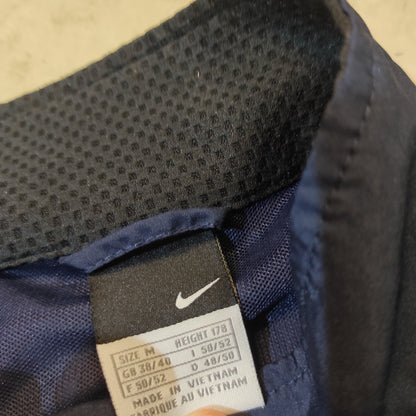 Entdecke unsere Vintage Track Pants von Nike und anderen Marken, erhältlich bei Valuxery.de - Dein Shop für trendige Vintage - Kleidung. Unsere Track Pants sind aus hochwertigen Materialien und