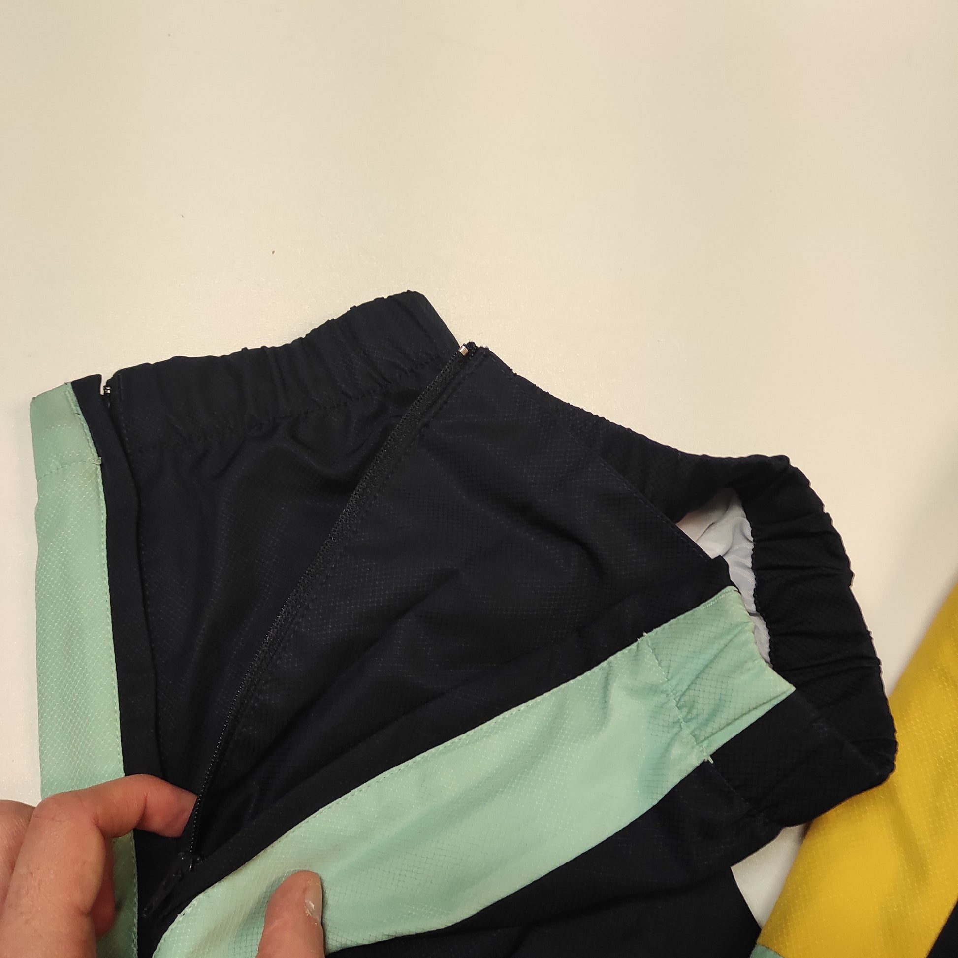 Entdecke unsere Vintage Track Pants von Nike und anderen Marken, erhältlich bei Valuxery.de - Dein Shop für trendige Vintage - Kleidung. Unsere Track Pants sind aus hochwertigen Materialien und
