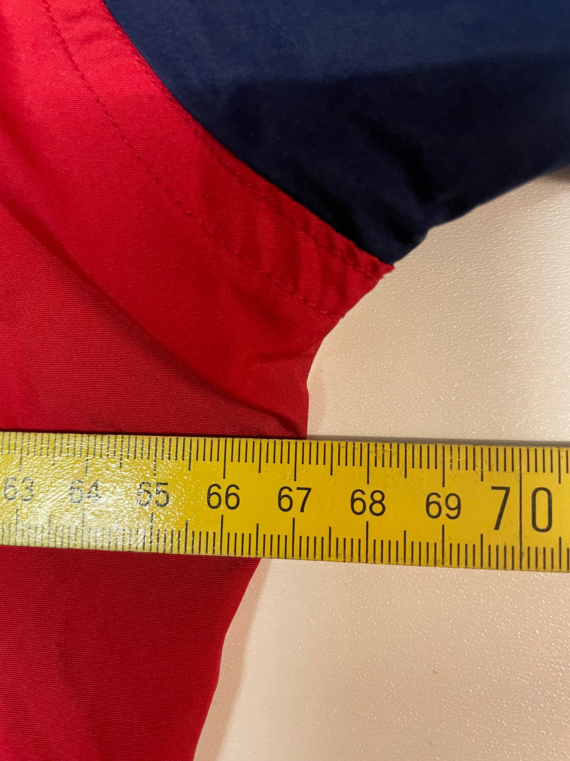 Entdecke unsere Vintage Track Pants von Nike und anderen Marken, erhältlich bei Valuxery.de - Dein Shop für trendige Vintage - Kleidung. Unsere Track Pants sind aus hochwertigen Materialien und