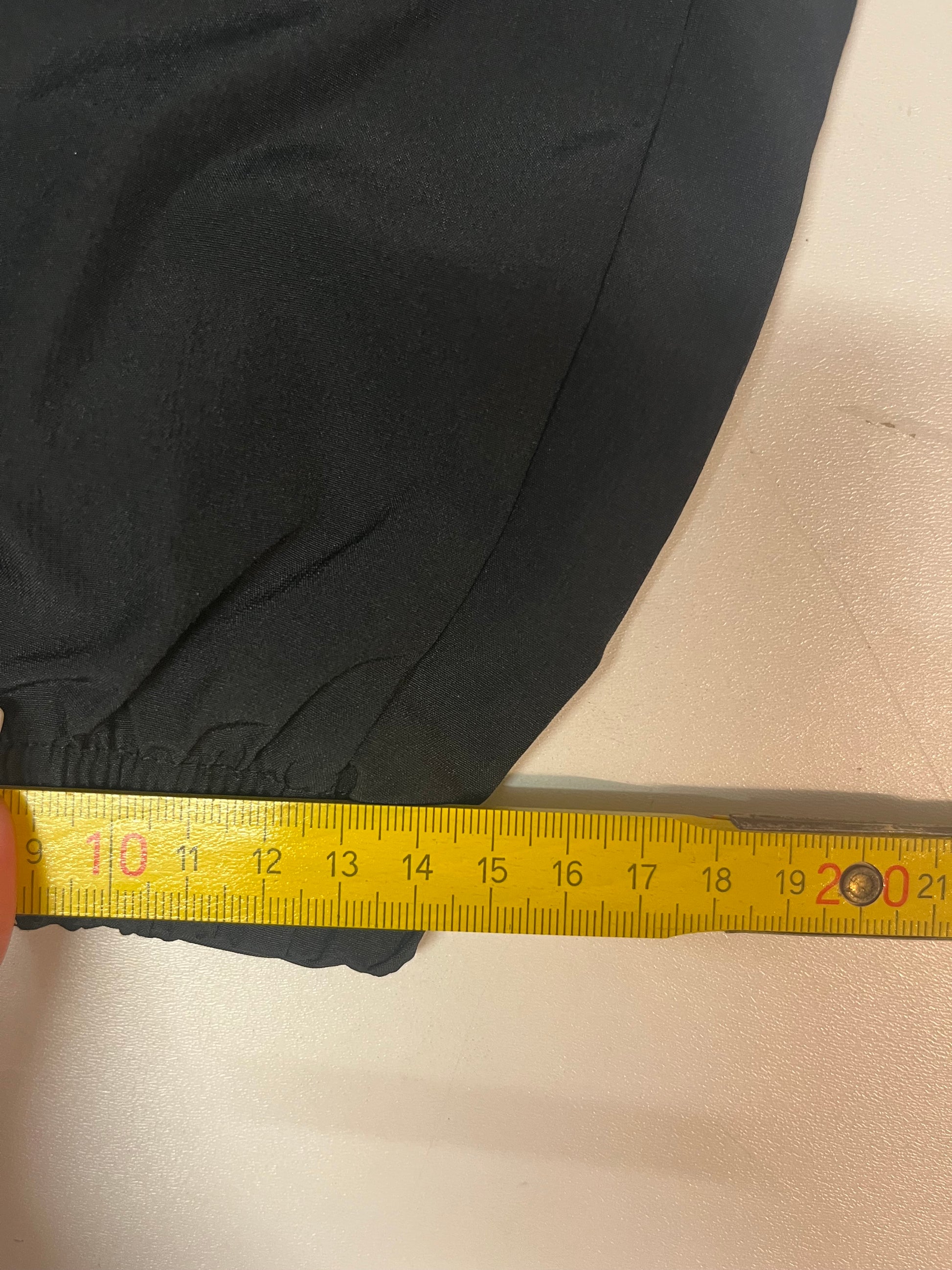 Entdecke unsere Vintage Track Pants von Nike und anderen Marken, erhältlich bei Valuxery.de - Dein Shop für trendige Vintage - Kleidung. Unsere Track Pants sind aus hochwertigen Materialien und