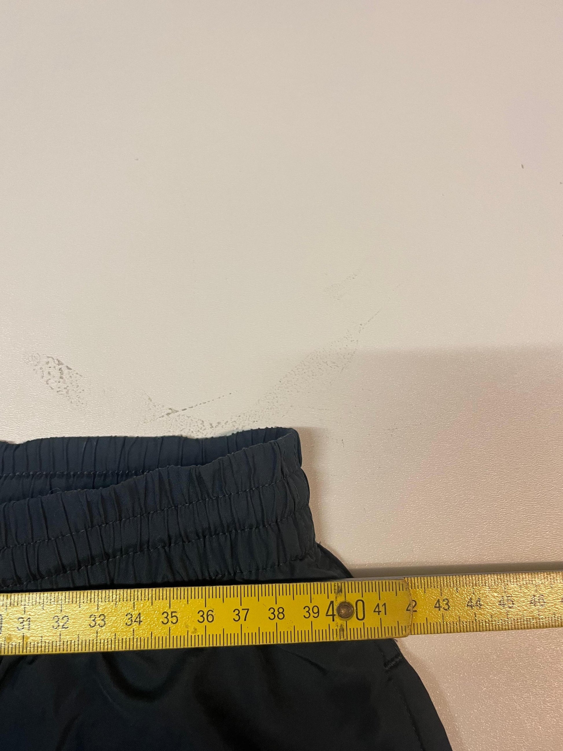 Entdecke unsere Vintage Track Pants von Nike und anderen Marken, erhältlich bei Valuxery.de - Dein Shop für trendige Vintage - Kleidung. Unsere Track Pants sind aus hochwertigen Materialien und