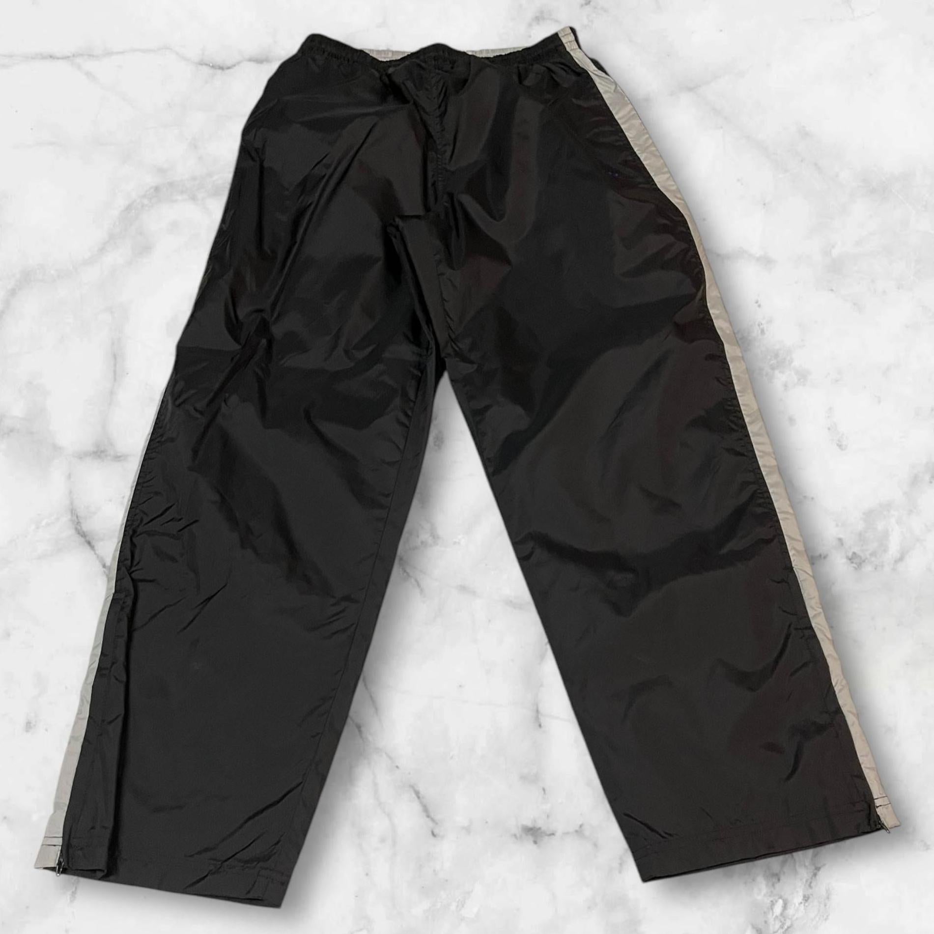 Entdecke unsere Vintage Track Pants von Nike und anderen Marken, erhältlich bei Valuxery.de - Dein Shop für trendige Vintage - Kleidung. Unsere Track Pants sind aus hochwertigen Materialien und