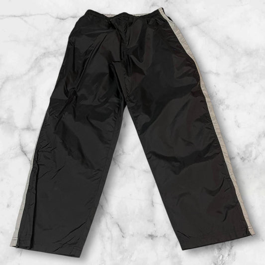 Entdecke unsere Vintage Track Pants von Nike und anderen Marken, erhältlich bei Valuxery.de - Dein Shop für trendige Vintage - Kleidung. Unsere Track Pants sind aus hochwertigen Materialien und