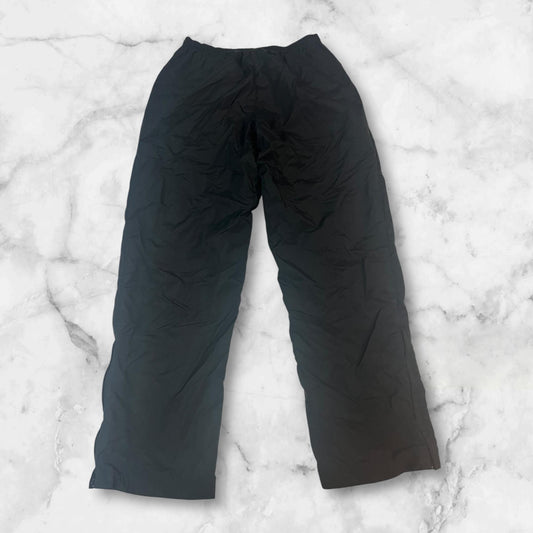 Entdecke unsere Vintage Track Pants von Nike und anderen Marken, erhältlich bei Valuxery.de - Dein Shop für trendige Vintage - Kleidung. Unsere Track Pants sind aus hochwertigen Materialien und