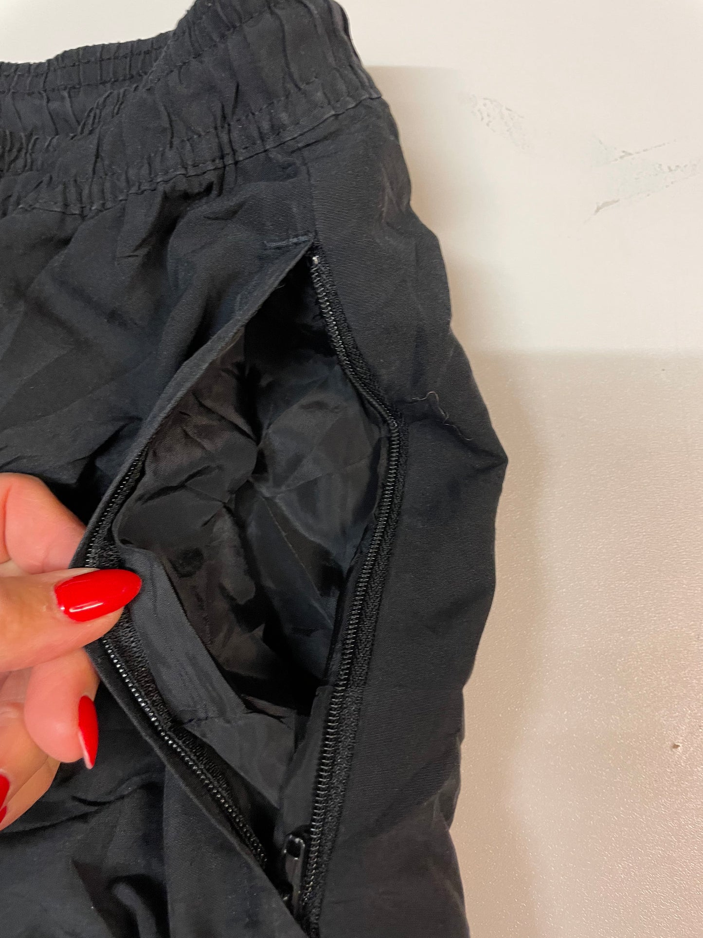 Entdecke unsere Vintage Track Pants von Nike und anderen Marken, erhältlich bei Valuxery.de - Dein Shop für trendige Vintage - Kleidung. Unsere Track Pants sind aus hochwertigen Materialien und