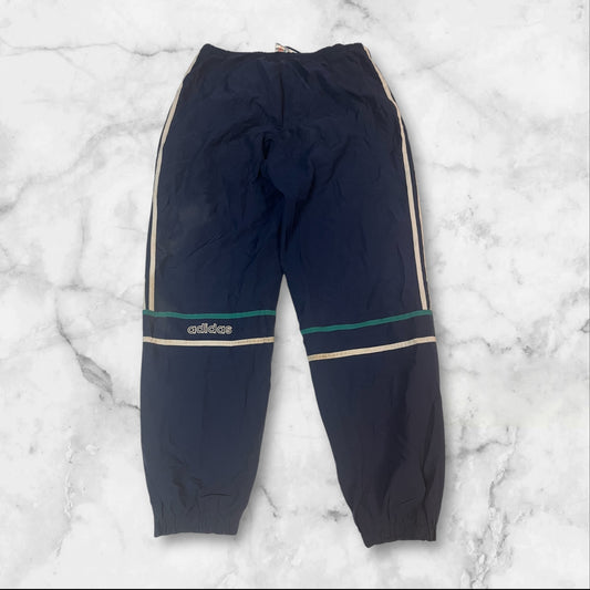 Entdecke unsere Vintage Track Pants von Nike und anderen Marken, erhältlich bei Valuxery.de - Dein Shop für trendige Vintage - Kleidung. Unsere Track Pants sind aus hochwertigen Materialien und