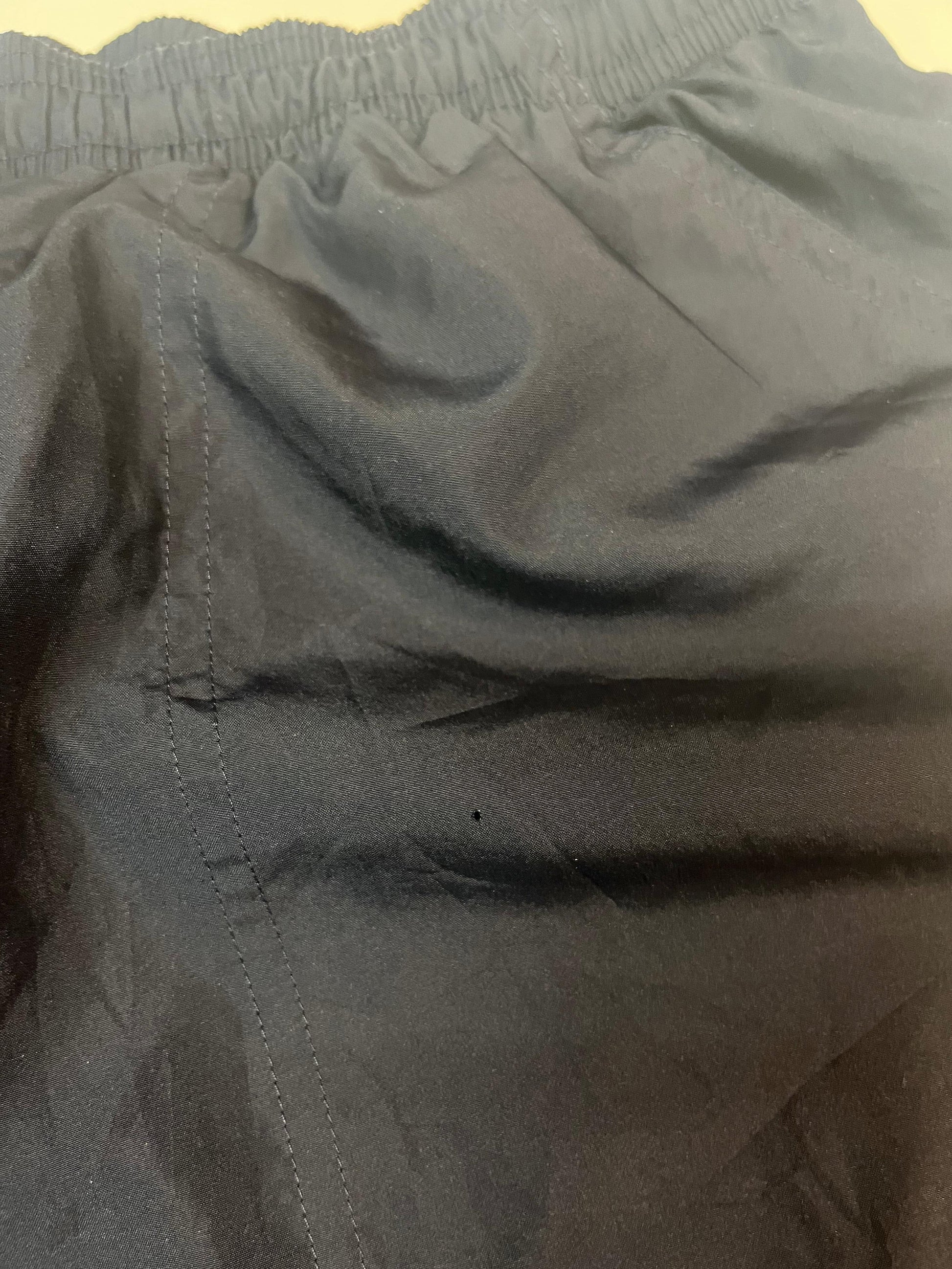 Entdecke unsere Vintage Track Pants von Nike und anderen Marken, erhältlich bei Valuxery.de - Dein Shop für trendige Vintage - Kleidung. Unsere Track Pants sind aus hochwertigen Materialien und