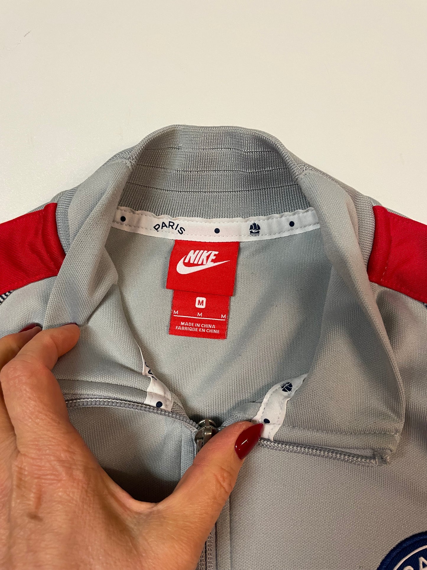 Entdecke unsere Vintage Track Pants von Nike und anderen Marken, erhältlich bei Valuxery.de - Dein Shop für trendige Vintage - Kleidung. Unsere Track Pants sind aus hochwertigen Materialien und