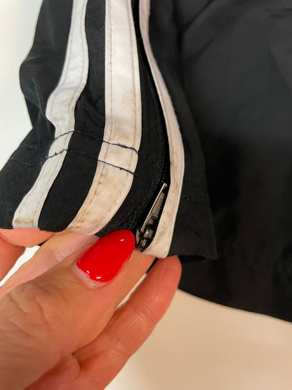 Entdecke unsere Vintage Track Pants von Nike und anderen Marken, erhältlich bei Valuxery.de - Dein Shop für trendige Vintage - Kleidung. Unsere Track Pants sind aus hochwertigen Materialien und