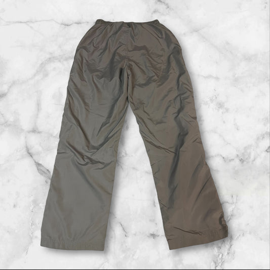 Entdecke unsere Vintage Track Pants von Nike und anderen Marken, erhältlich bei Valuxery.de - Dein Shop für trendige Vintage - Kleidung. Unsere Track Pants sind aus hochwertigen Materialien und