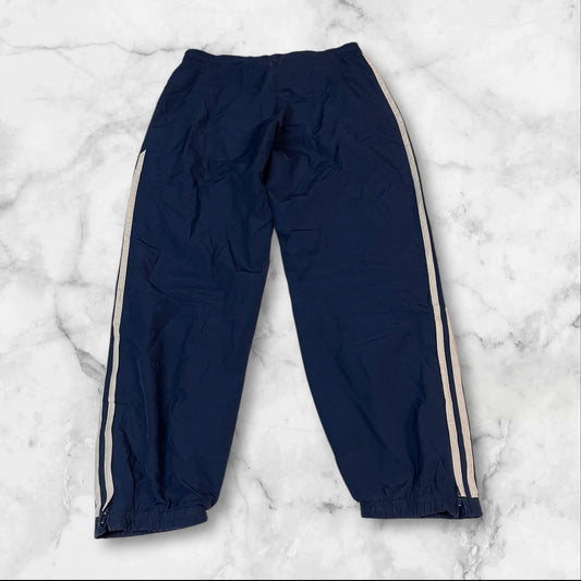 Entdecke unsere Vintage Track Pants von Nike und anderen Marken, erhältlich bei Valuxery.de - Dein Shop für trendige Vintage - Kleidung. Unsere Track Pants sind aus hochwertigen Materialien und