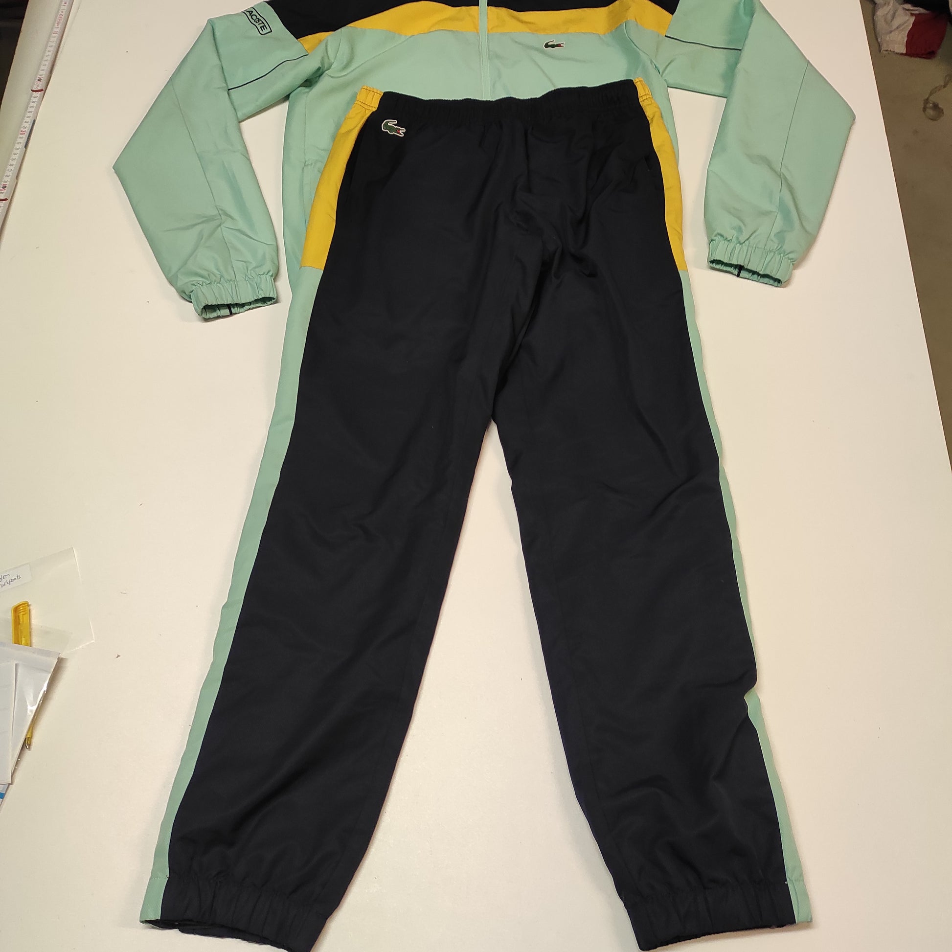 Entdecke unsere Vintage Track Pants von Nike und anderen Marken, erhältlich bei Valuxery.de - Dein Shop für trendige Vintage - Kleidung. Unsere Track Pants sind aus hochwertigen Materialien und