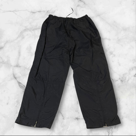 Entdecke unsere Vintage Track Pants von Nike und anderen Marken, erhältlich bei Valuxery.de - Dein Shop für trendige Vintage - Kleidung. Unsere Track Pants sind aus hochwertigen Materialien und