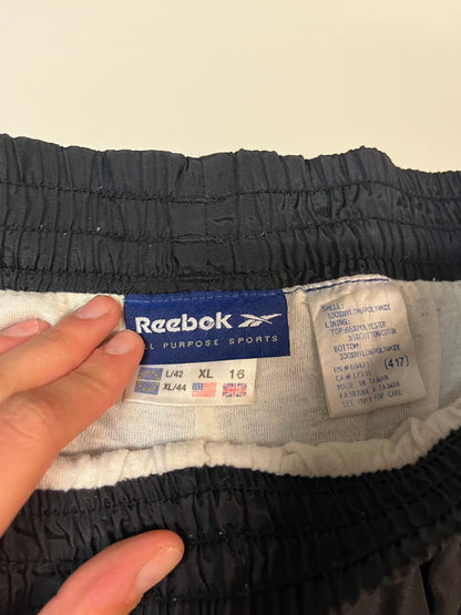 Entdecke unsere Vintage Track Pants von Nike und anderen Marken, erhältlich bei Valuxery.de - Dein Shop für trendige Vintage - Kleidung. Unsere Track Pants sind aus hochwertigen Materialien und