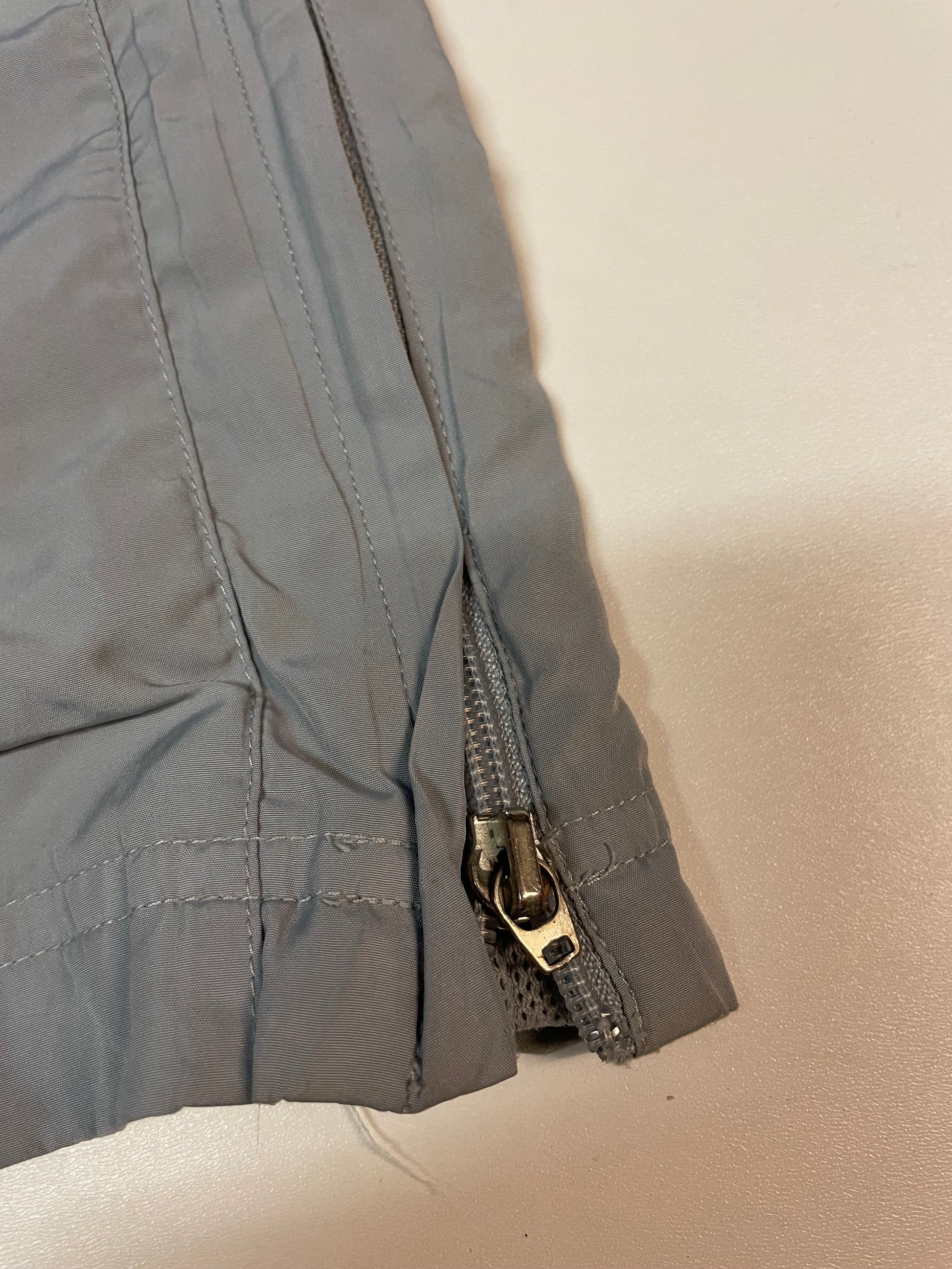 Entdecke unsere Vintage Track Pants von Nike und anderen Marken, erhältlich bei Valuxery.de - Dein Shop für trendige Vintage - Kleidung. Unsere Track Pants sind aus hochwertigen Materialien und