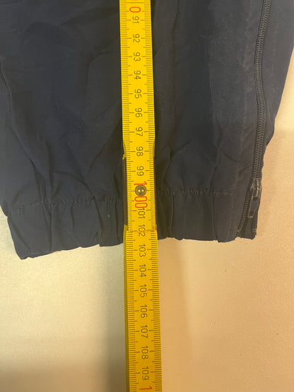 Entdecke unsere Vintage Track Pants von Nike und anderen Marken, erhältlich bei Valuxery.de - Dein Shop für trendige Vintage - Kleidung. Unsere Track Pants sind aus hochwertigen Materialien und