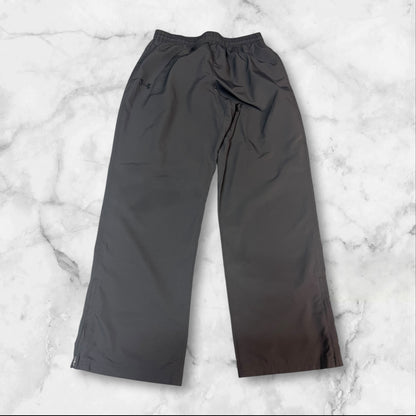 Entdecke unsere Vintage Track Pants von Nike und anderen Marken, erhältlich bei Valuxery.de - Dein Shop für trendige Vintage - Kleidung. Unsere Track Pants sind aus hochwertigen Materialien und