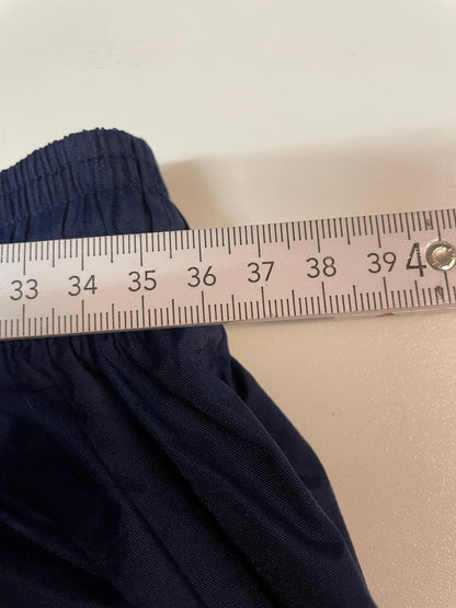 Entdecke unsere Vintage Track Pants von Nike und anderen Marken, erhältlich bei Valuxery.de - Dein Shop für trendige Vintage - Kleidung. Unsere Track Pants sind aus hochwertigen Materialien und