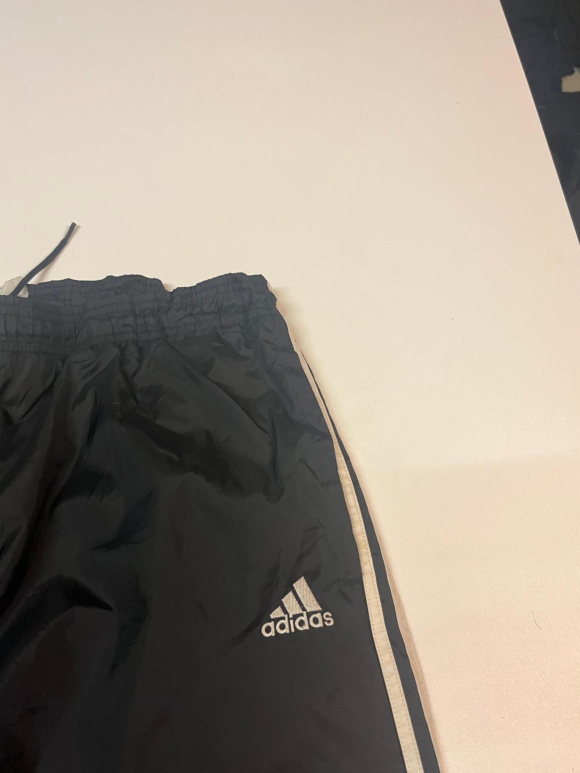 Entdecke unsere Vintage Track Pants von Nike und anderen Marken, erhältlich bei Valuxery.de - Dein Shop für trendige Vintage - Kleidung. Unsere Track Pants sind aus hochwertigen Materialien und