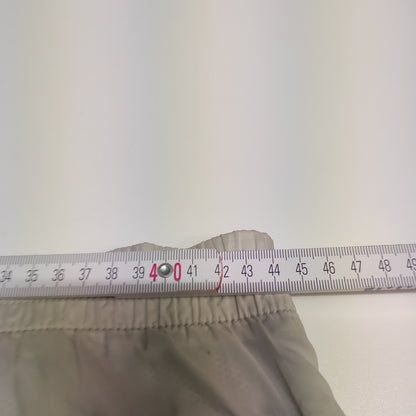 Entdecke unsere Vintage Track Pants von Nike und anderen Marken, erhältlich bei Valuxery.de - Dein Shop für trendige Vintage - Kleidung. Unsere Track Pants sind aus hochwertigen Materialien und