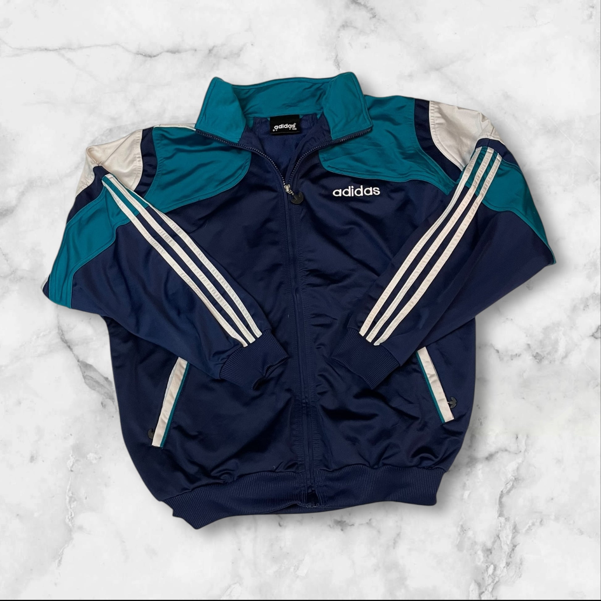 Entdecke unsere Vintage Track Pants von Nike und anderen Marken, erhältlich bei Valuxery.de - Dein Shop für trendige Vintage - Kleidung. Unsere Track Pants sind aus hochwertigen Materialien und