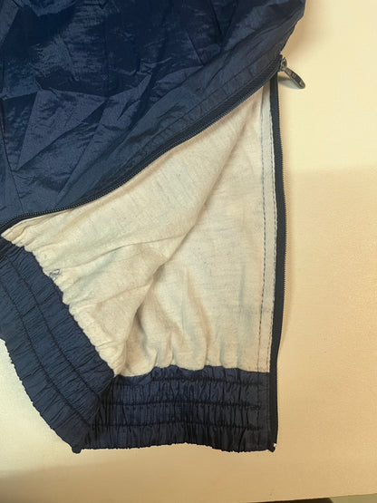 Entdecke unsere Vintage Track Pants von Nike und anderen Marken, erhältlich bei Valuxery.de - Dein Shop für trendige Vintage - Kleidung. Unsere Track Pants sind aus hochwertigen Materialien und