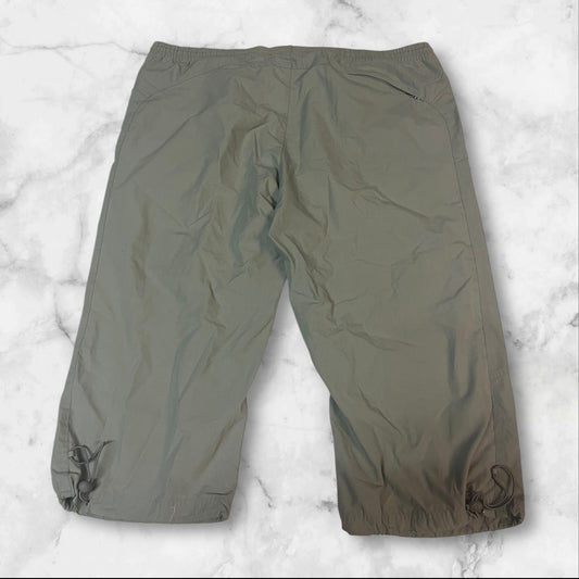 Entdecke unsere Vintage Track Pants von Nike und anderen Marken, erhältlich bei Valuxery.de - Dein Shop für trendige Vintage - Kleidung. Unsere Track Pants sind aus hochwertigen Materialien und