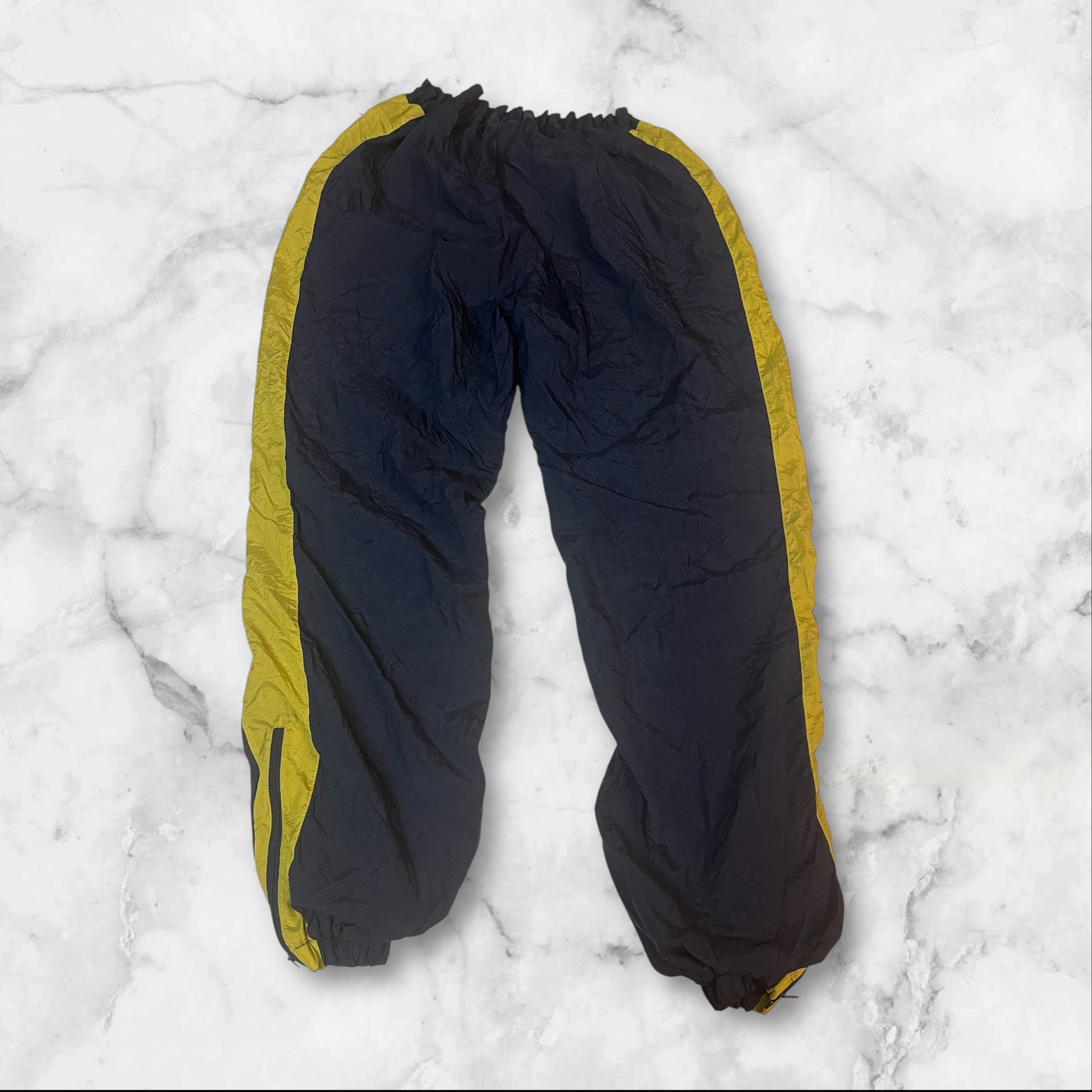 Entdecke unsere Vintage Track Pants von Nike und anderen Marken, erhältlich bei Valuxery.de - Dein Shop für trendige Vintage - Kleidung. Unsere Track Pants sind aus hochwertigen Materialien und