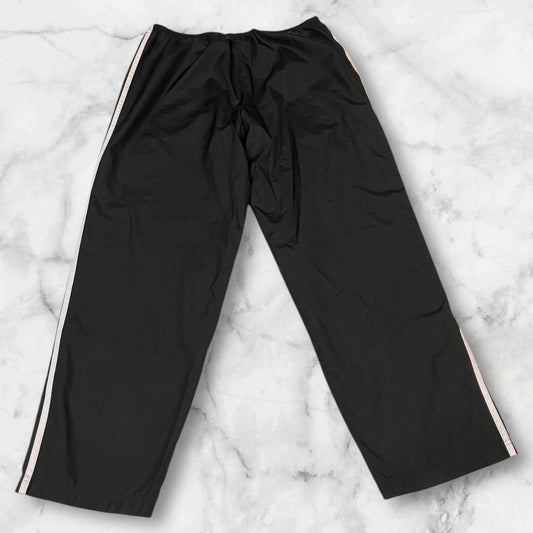 Entdecke unsere Vintage Track Pants von Nike und anderen Marken, erhältlich bei Valuxery.de - Dein Shop für trendige Vintage - Kleidung. Unsere Track Pants sind aus hochwertigen Materialien und