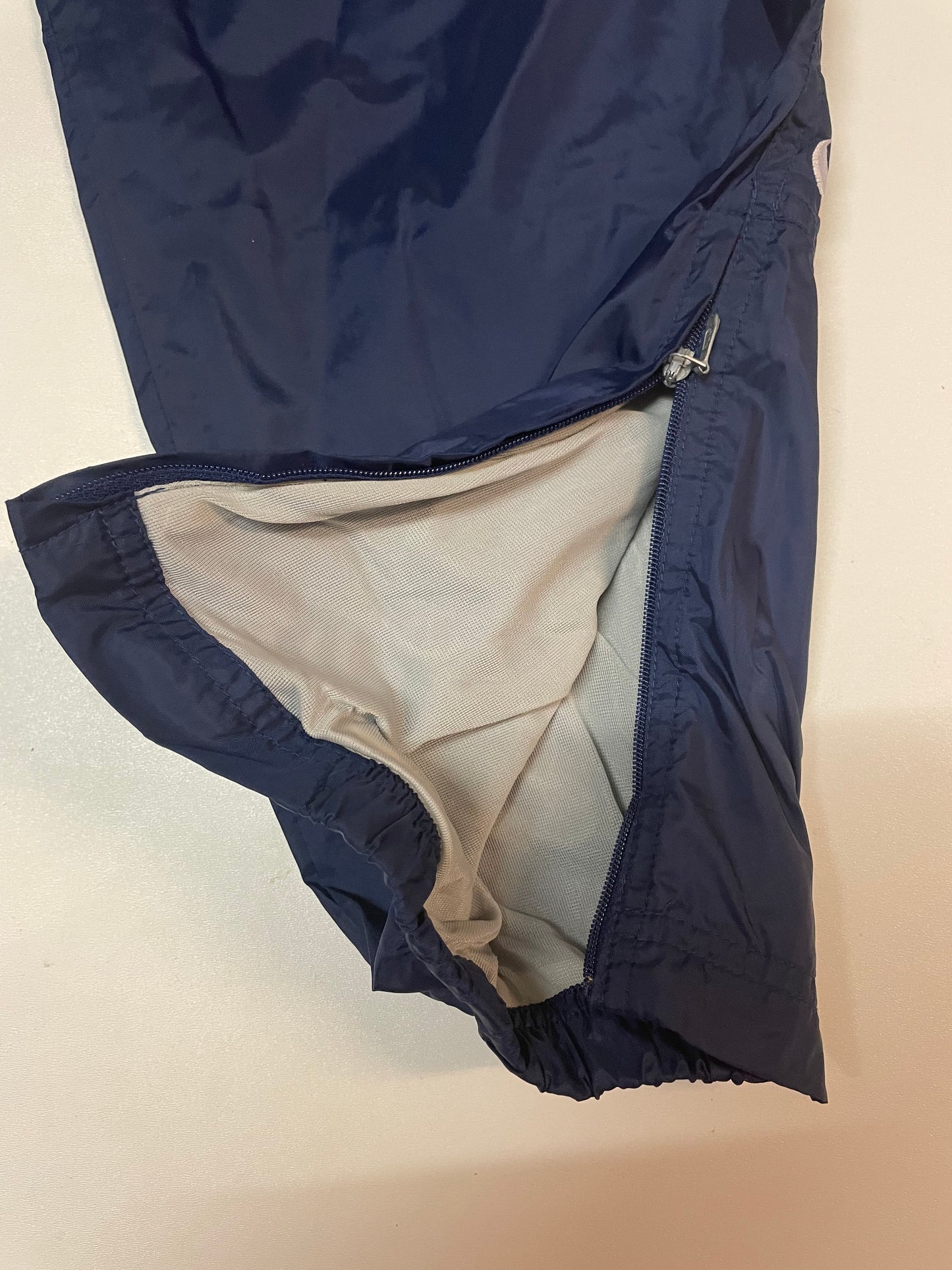 Entdecke unsere Vintage Track Pants von Nike und anderen Marken, erhältlich bei Valuxery.de - Dein Shop für trendige Vintage - Kleidung. Unsere Track Pants sind aus hochwertigen Materialien und
