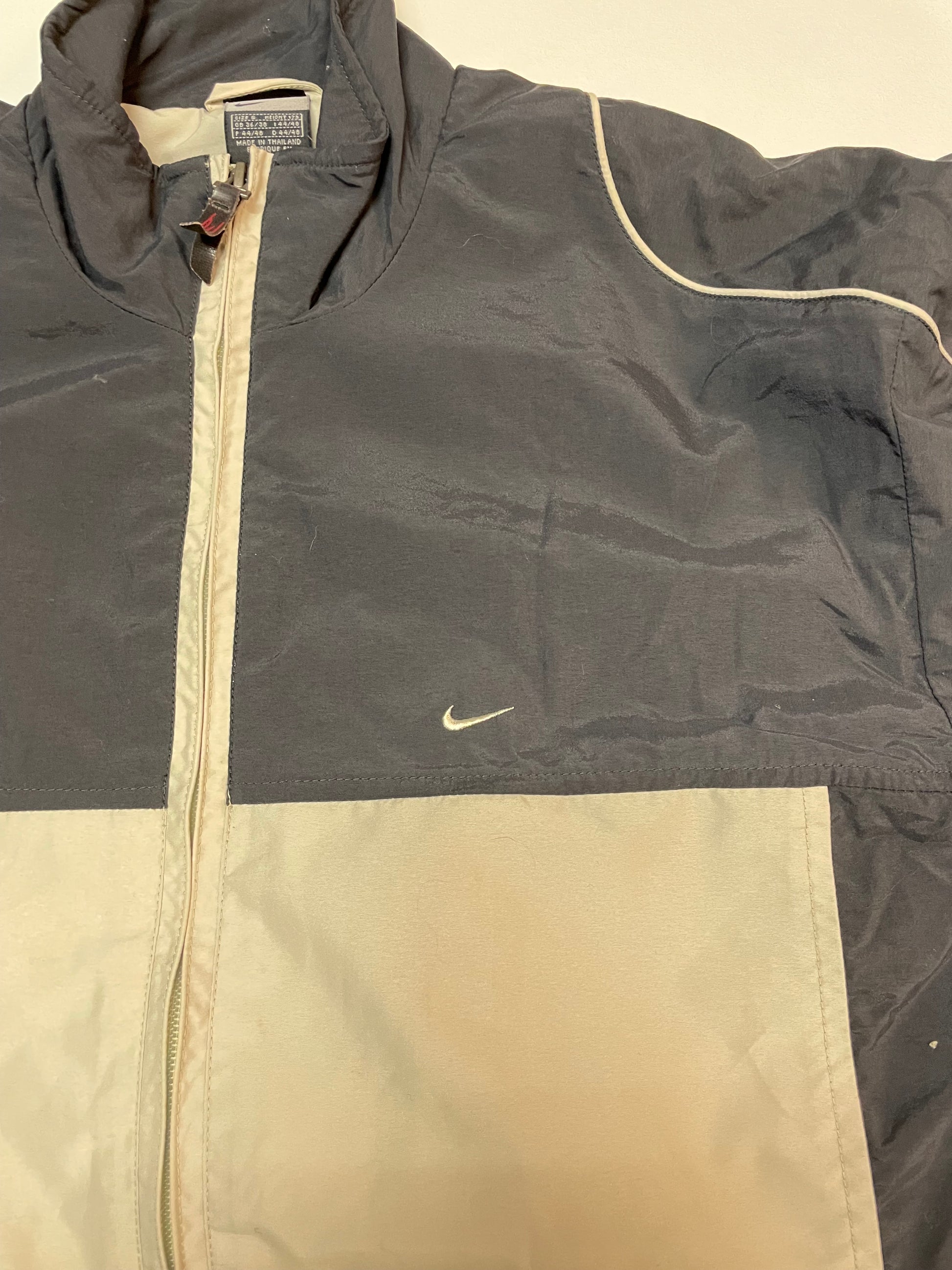 Entdecke unsere Vintage Track Pants von Nike und anderen Marken, erhältlich bei Valuxery.de - Dein Shop für trendige Vintage - Kleidung. Unsere Track Pants sind aus hochwertigen Materialien und