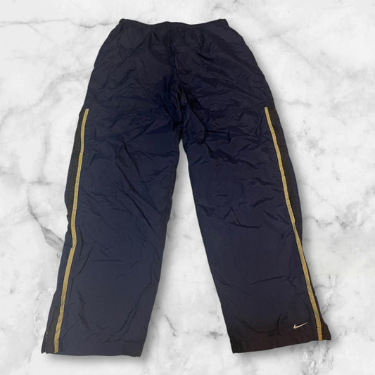 Entdecke unsere Vintage Track Pants von Nike und anderen Marken, erhältlich bei Valuxery.de - Dein Shop für trendige Vintage - Kleidung. Unsere Track Pants sind aus hochwertigen Materialien und