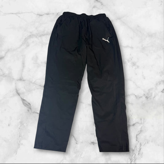 Entdecke unsere Vintage Track Pants von Nike und anderen Marken, erhältlich bei Valuxery.de - Dein Shop für trendige Vintage - Kleidung. Unsere Track Pants sind aus hochwertigen Materialien und