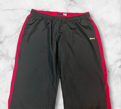 Entdecke unsere Vintage Track Pants von Nike und anderen Marken, erhältlich bei Valuxery.de - Dein Shop für trendige Vintage - Kleidung. Unsere Track Pants sind aus hochwertigen Materialien und
