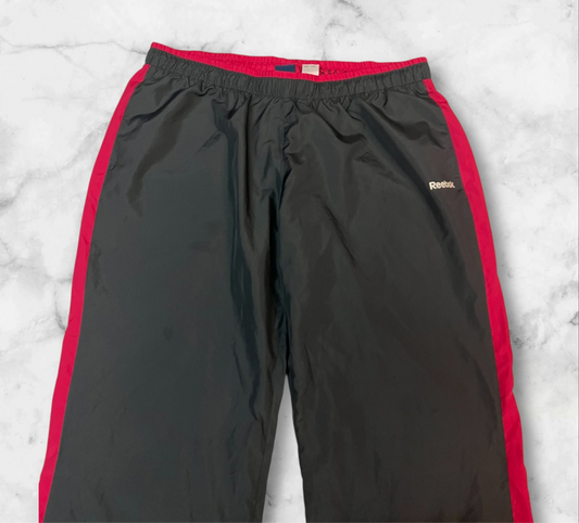 Entdecke unsere Vintage Track Pants von Nike und anderen Marken, erhältlich bei Valuxery.de - Dein Shop für trendige Vintage - Kleidung. Unsere Track Pants sind aus hochwertigen Materialien und