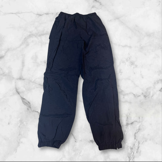 Entdecke unsere Vintage Track Pants von Nike und anderen Marken, erhältlich bei Valuxery.de - Dein Shop für trendige Vintage - Kleidung. Unsere Track Pants sind aus hochwertigen Materialien und
