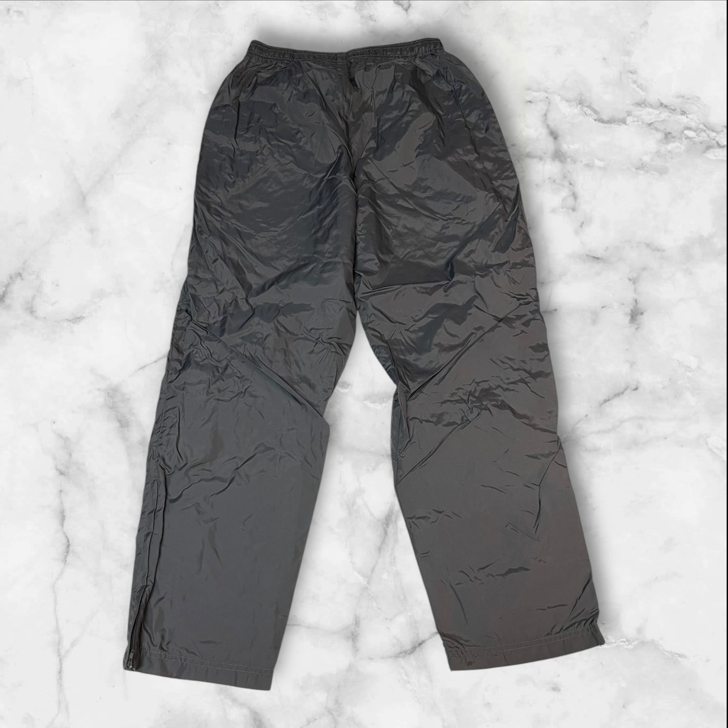 Entdecke unsere Vintage Track Pants von Nike und anderen Marken, erhältlich bei Valuxery.de - Dein Shop für trendige Vintage - Kleidung. Unsere Track Pants sind aus hochwertigen Materialien und