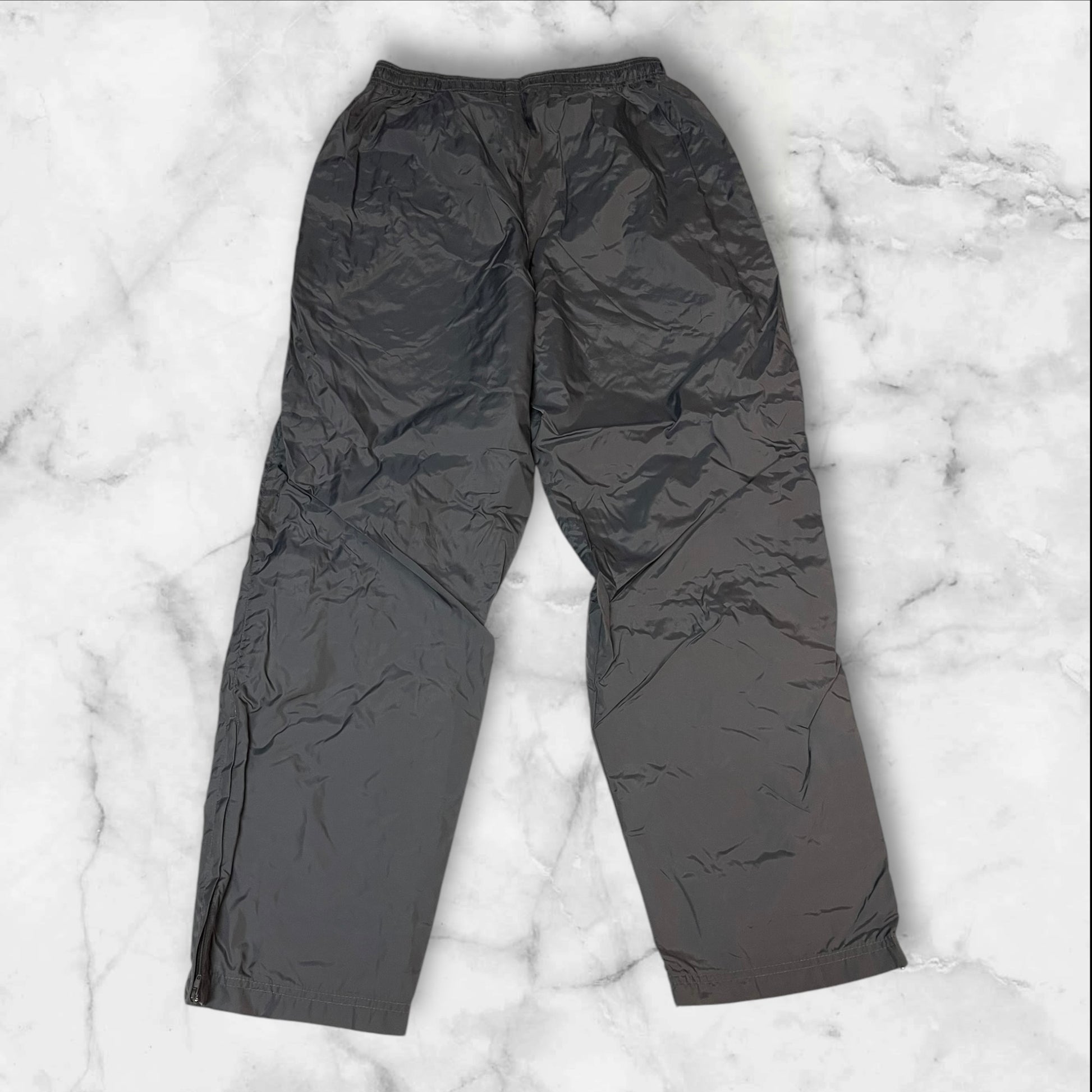 Entdecke unsere Vintage Track Pants von Nike und anderen Marken, erhältlich bei Valuxery.de - Dein Shop für trendige Vintage - Kleidung. Unsere Track Pants sind aus hochwertigen Materialien und