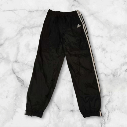 Entdecke unsere Vintage Track Pants von Nike und anderen Marken, erhältlich bei Valuxery.de - Dein Shop für trendige Vintage - Kleidung. Unsere Track Pants sind aus hochwertigen Materialien und