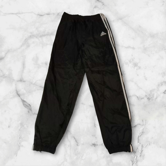 Entdecke unsere Vintage Track Pants von Nike und anderen Marken, erhältlich bei Valuxery.de - Dein Shop für trendige Vintage - Kleidung. Unsere Track Pants sind aus hochwertigen Materialien und
