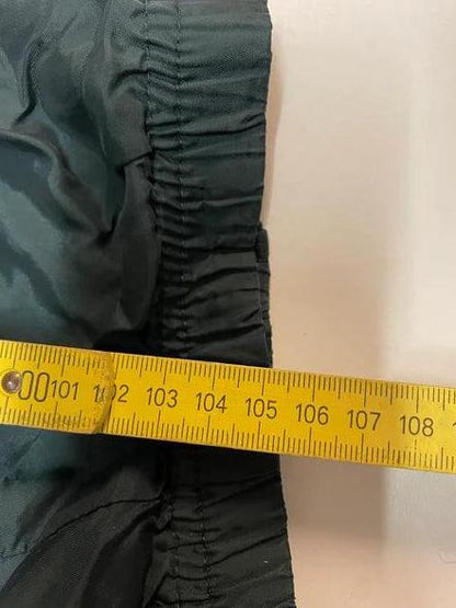 Entdecke unsere Vintage Track Pants von Nike und anderen Marken, erhältlich bei Valuxery.de - Dein Shop für trendige Vintage - Kleidung. Unsere Track Pants sind aus hochwertigen Materialien und