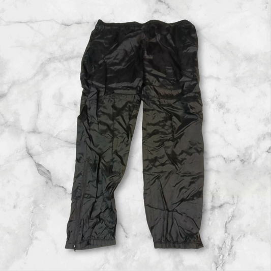 Entdecke unsere Vintage Track Pants von Nike und anderen Marken, erhältlich bei Valuxery.de - Dein Shop für trendige Vintage - Kleidung. Unsere Track Pants sind aus hochwertigen Materialien und