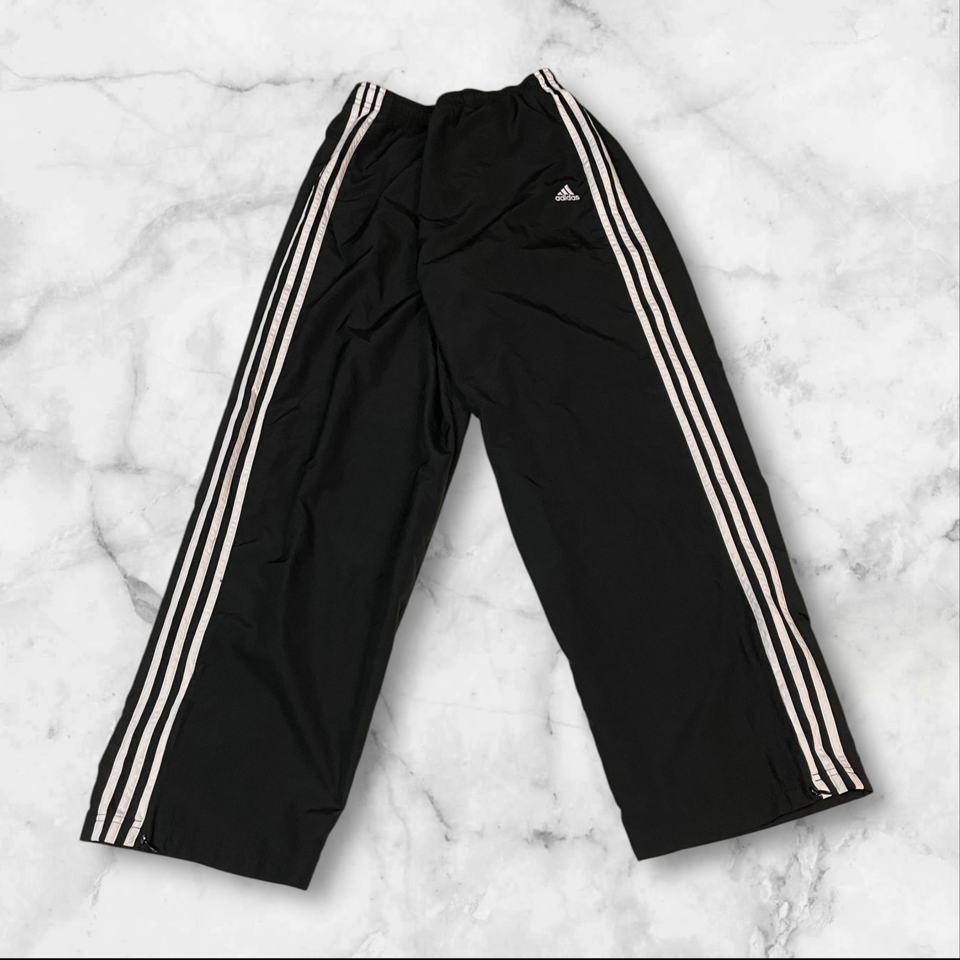 Entdecke unsere Vintage Track Pants von Nike und anderen Marken, erhältlich bei Valuxery.de - Dein Shop für trendige Vintage - Kleidung. Unsere Track Pants sind aus hochwertigen Materialien und