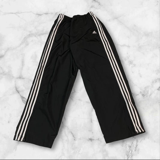 Entdecke unsere Vintage Track Pants von Nike und anderen Marken, erhältlich bei Valuxery.de - Dein Shop für trendige Vintage - Kleidung. Unsere Track Pants sind aus hochwertigen Materialien und