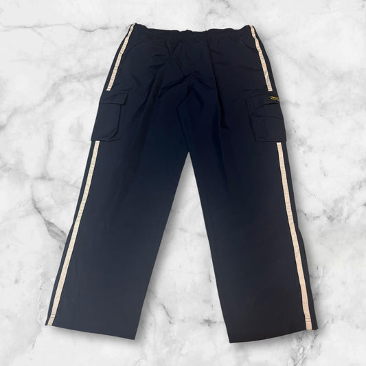 Entdecke unsere Vintage Track Pants von Nike und anderen Marken, erhältlich bei Valuxery.de - Dein Shop für trendige Vintage - Kleidung. Unsere Track Pants sind aus hochwertigen Materialien und