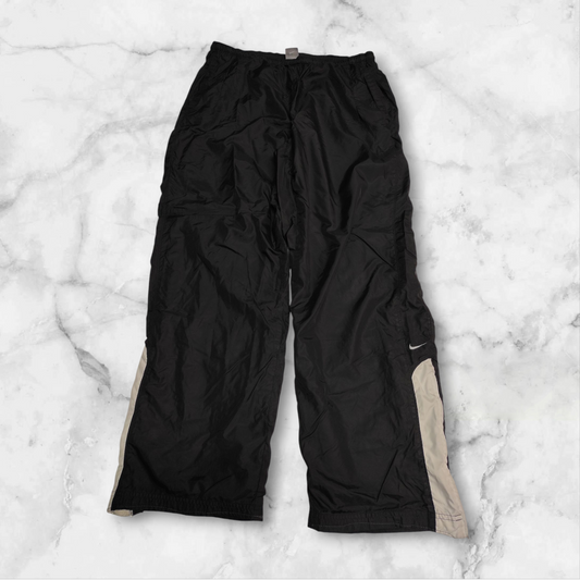 Entdecke unsere Vintage Track Pants von Nike und anderen Marken, erhältlich bei Valuxery.de - Dein Shop für trendige Vintage - Kleidung. Unsere Track Pants sind aus hochwertigen Materialien und
