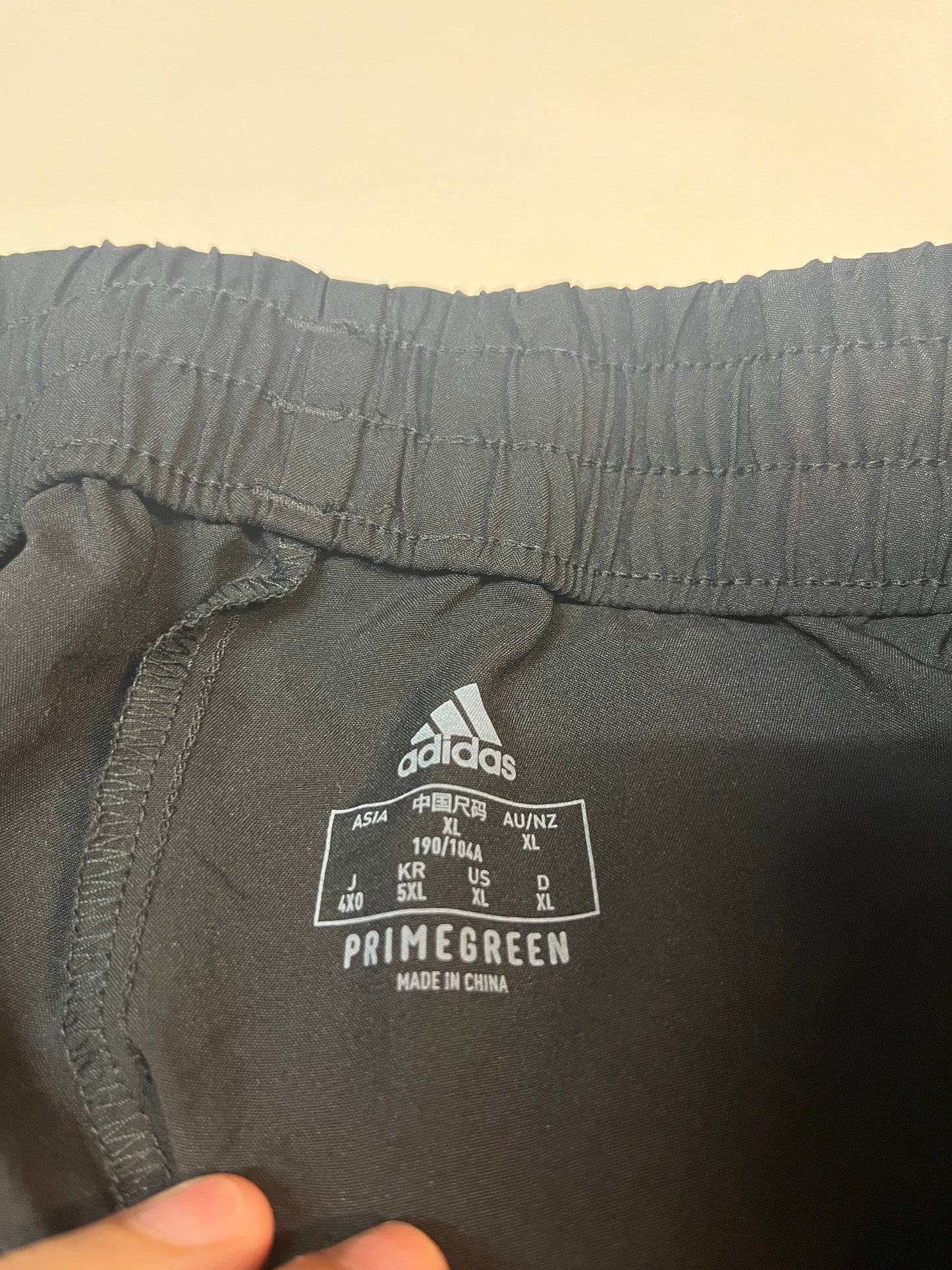 Entdecke unsere Vintage Track Pants von Nike und anderen Marken, erhältlich bei Valuxery.de - Dein Shop für trendige Vintage - Kleidung. Unsere Track Pants sind aus hochwertigen Materialien und